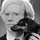 Andy Warhol mit Dackel Archie