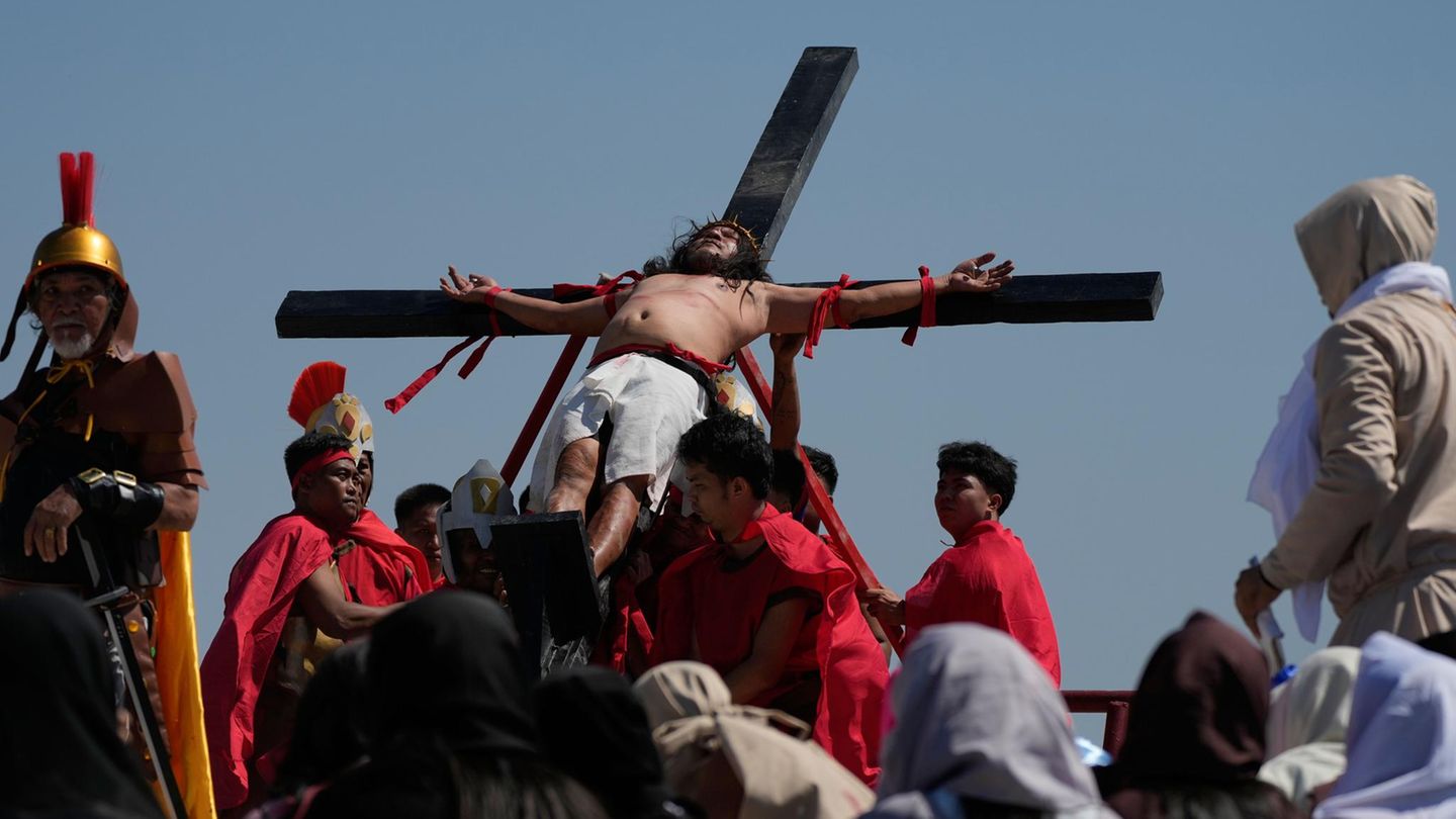 San Fernando, Philippinen. In keinem anderen asiatischen Land sind so viele Menschen katholisch wie in dem im Westpazifik gelegenen Inselstaat. Kein Wunder also, dass im Rahmen der traditionellen Karfreitagsprozessionen der Leiden Jesu Christi gedacht wird. Hier ist es ein Mann namens Ruben Enaje, der ans Kreuz gehoben wird.