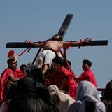 San Fernando, Philippinen. In keinem anderen asiatischen Land sind so viele Menschen katholisch wie in dem im Westpazifik gelegenen Inselstaat. Kein Wunder also, dass im Rahmen der traditionellen Karfreitagsprozessionen der Leiden Jesu Christi gedacht wird. Hier ist es ein Mann namens Ruben Enaje, der ans Kreuz gehoben wird.