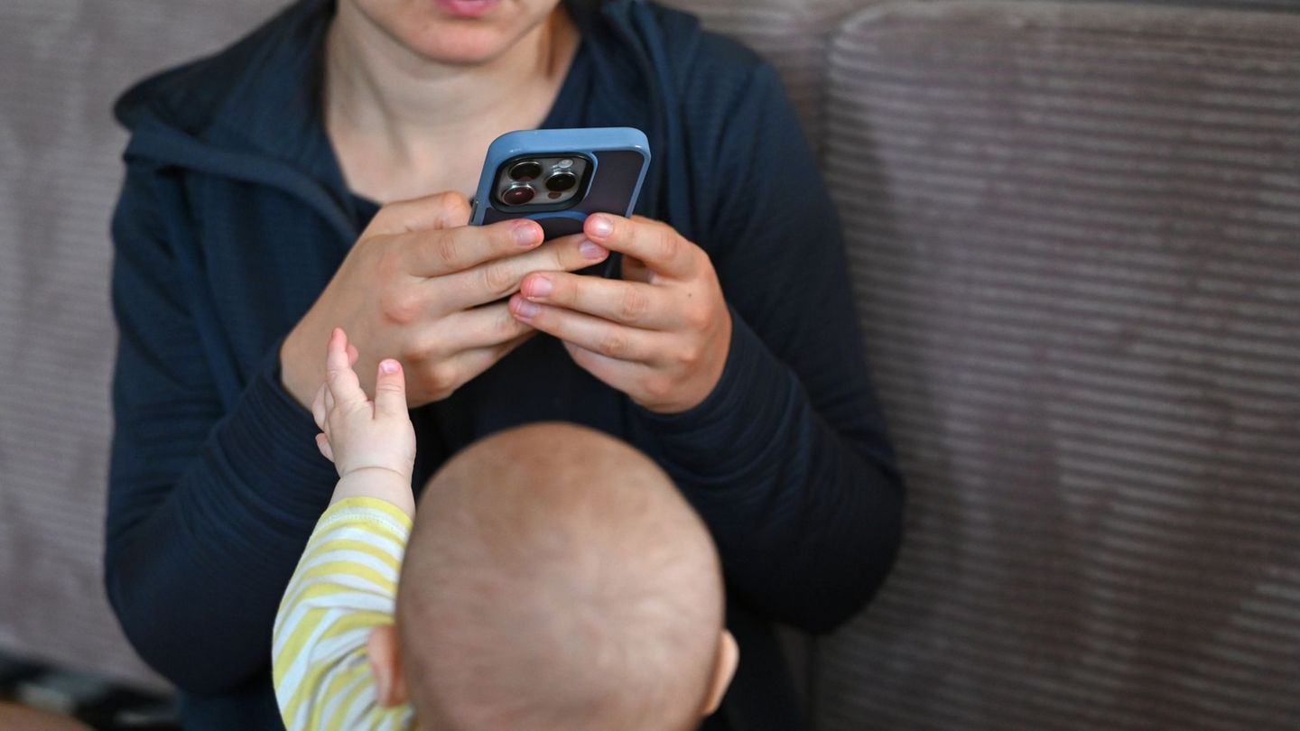 Dauerdaddeln: "Kein Handy im Kinderwagen": Prien drängt Ärzte zur Beratung