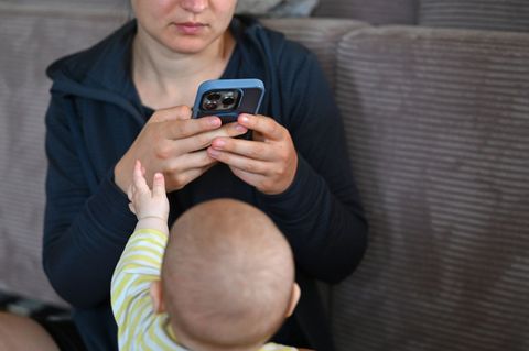 Bildschirme ziehen auch Babys oft magisch an - aber die Familienministerin warnt. (Symbolbild) Foto: Elisa Schu/dpa