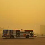 Kairo, Ägypten. Begünstigt durch starke Winde taucht ein Sandsturm die ägyptische Hauptstadt in bedrohlich wirkendes Licht. Das nimmt auch Einfluss auf den Alltag der Menschen – unter anderem blieben landesweit die Schulen geschlossen. Laut Wetterbehörden könnte das zwei Tage so bleiben, gleichzeitig wurde vor starken Regenfällen gewarnt.