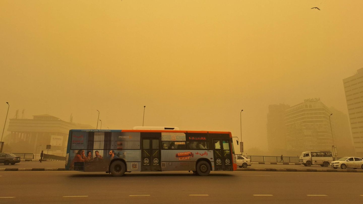 Kairo, Ägypten. Begünstigt durch starke Winde taucht ein Sandsturm die ägyptische Hauptstadt in bedrohlich wirkendes Licht. Das nimmt auch Einfluss auf den Alltag der Menschen – unter anderem blieben landesweit die Schulen geschlossen. Laut Wetterbehörden könnte das zwei Tage so bleiben, gleichzeitig wurde vor starken Regenfällen gewarnt.