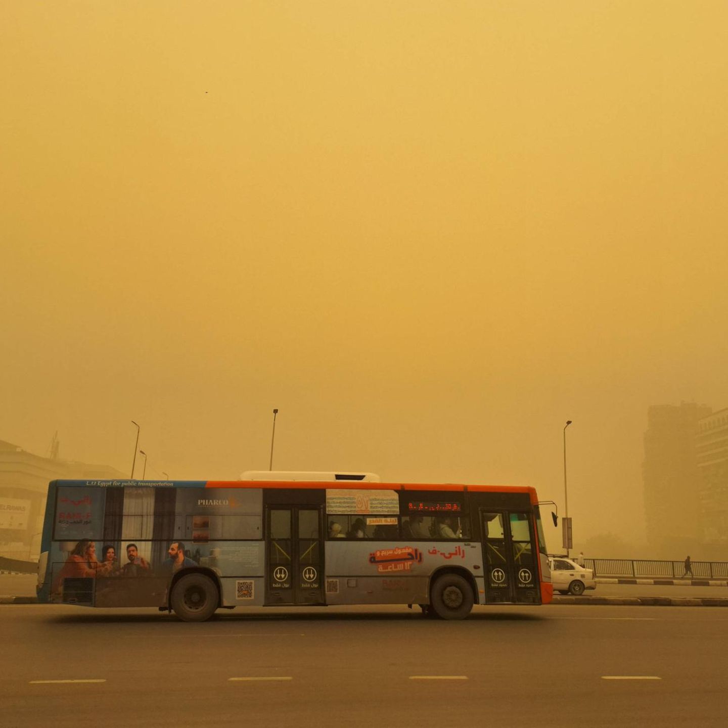 Kairo, Ägypten. Begünstigt durch starke Winde taucht ein Sandsturm die ägyptische Hauptstadt in bedrohlich wirkendes Licht. Das nimmt auch Einfluss auf den Alltag der Menschen – unter anderem blieben landesweit die Schulen geschlossen. Laut Wetterbehörden könnte das zwei Tage so bleiben, gleichzeitig wurde vor starken Regenfällen gewarnt.