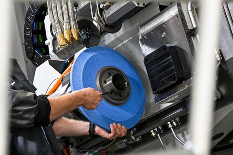 Mehr Menschen pendeln für ihren Job in andere Bundesländer. (Symbolbild) Foto: Jens Kalaene/dpa