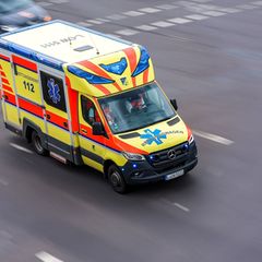 Glühend heißer Teer verletzt einen Arbeiter schwer. (Archivbild) Foto: Jan Woitas/dpa
