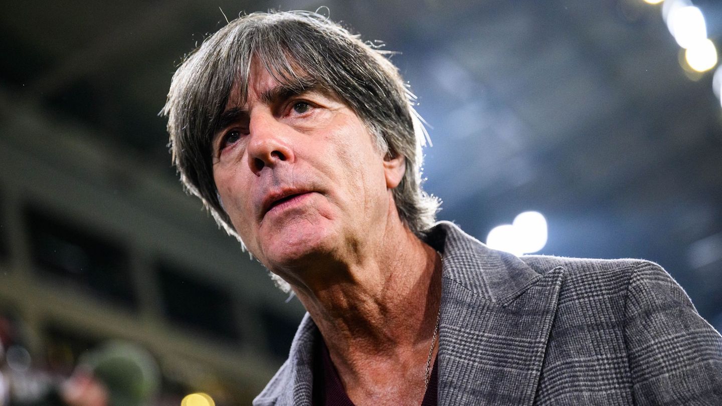 Bald wieder im Stadion an der Seitenlinie? Es gibt Spekulationen um Joachim Löw. (Archivbild) Foto: Tom Weller/dpa