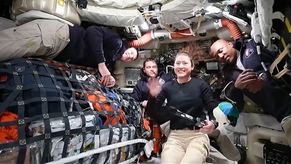 "Artemis 2"-Crew meldet sich aus dem All