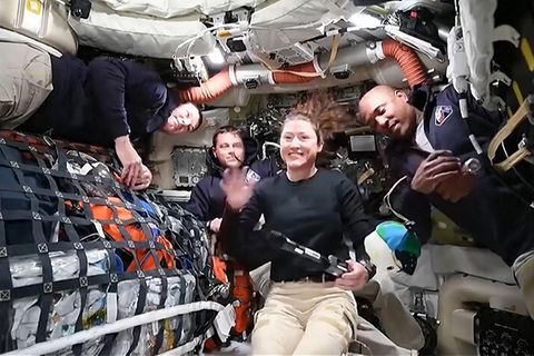 "Artemis 2"-Crew meldet sich aus dem All