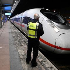 Ein Polizist im Bahnhof von Siegburg