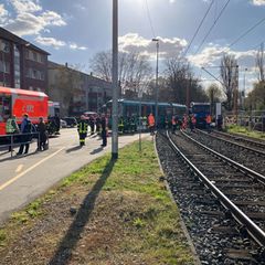 Der Fahrer des Lkw war nach dem Unfall unter seinem Fahrzeug eingeklemmt. Foto: Feuerwehr Frankfurt/dpa