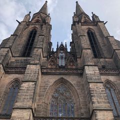 In dieser Kirche befindet sich der Brutkasten. Im Livestream waren nun wieder zwei Uhus zu sehen. (Archivbild) Foto: Christine S