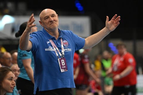 Trainer Herbert Müller verliert beim Thüringer HC weitere Rückraumspielerinnen. (Archivbild) Foto: Marijan Murat/dpa