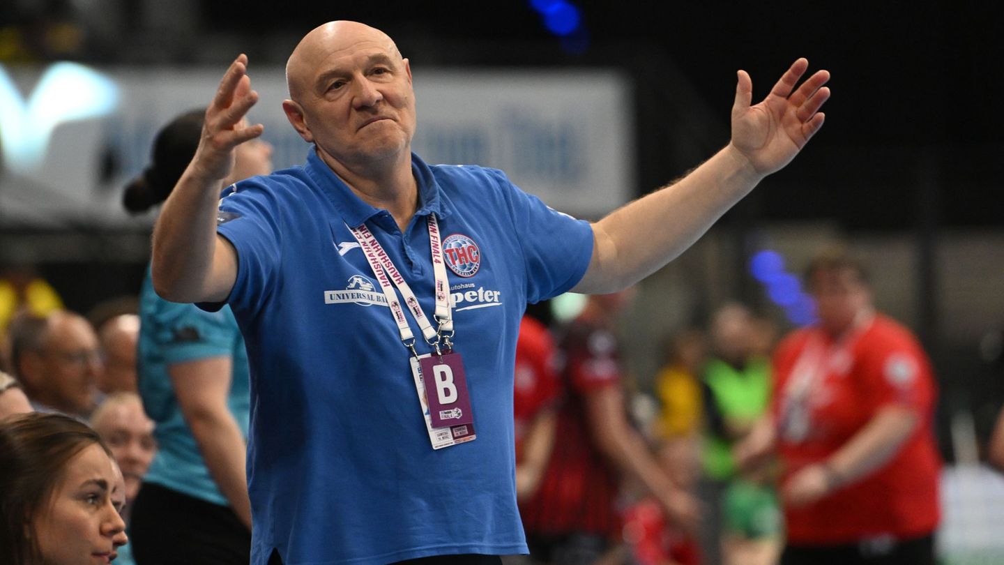 Trainer Herbert Müller verliert beim Thüringer HC weitere Rückraumspielerinnen. (Archivbild) Foto: Marijan Murat/dpa