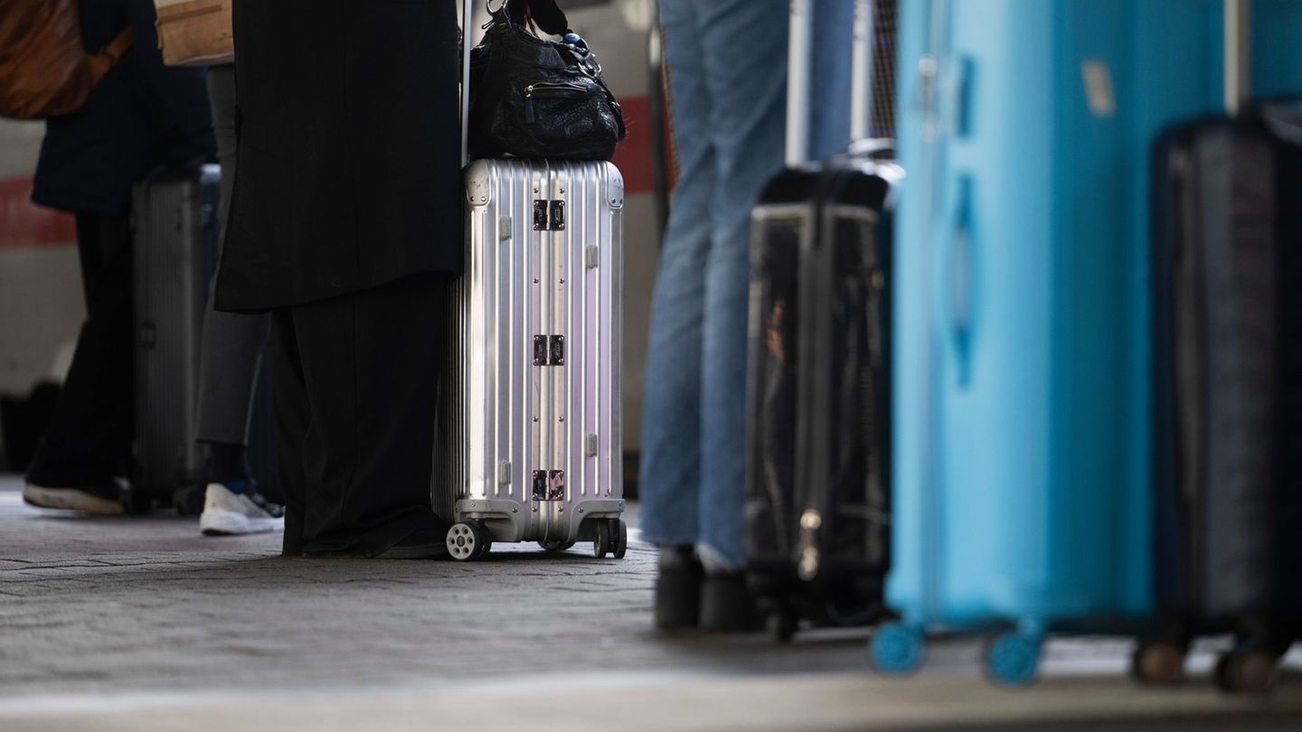 Ein kurzer Moment der Unaufmerksamkeit - und der Koffer ist weg. (Symbolbild) Foto: Marijan Murat/dpa