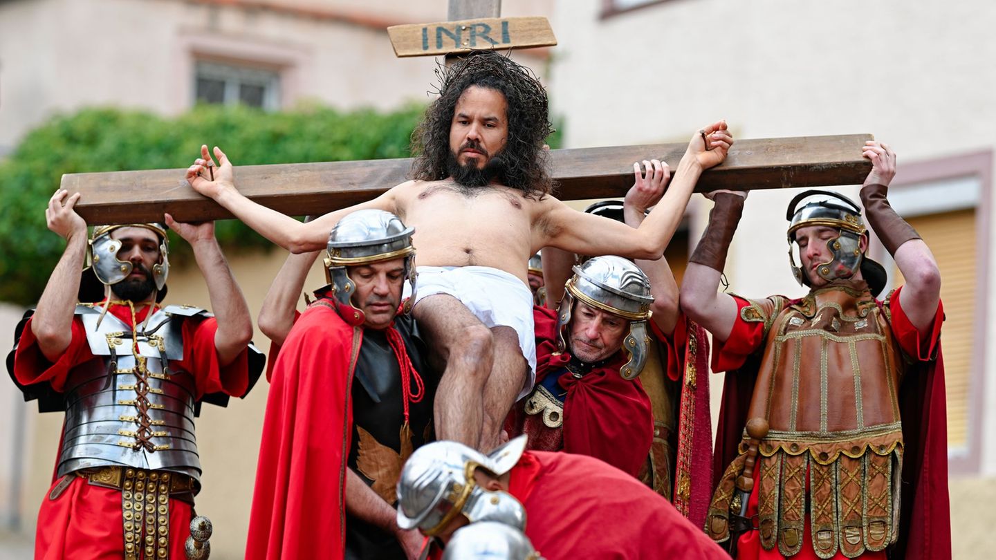 Laiendarsteller spielen den Kreuzweg Jesu Christi nach. Foto: Uwe Anspach/dpa