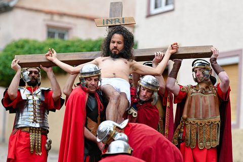 Laiendarsteller spielen den Kreuzweg Jesu Christi nach. Foto: Uwe Anspach/dpa