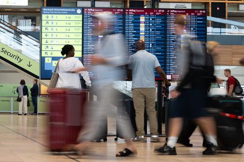 Rund 85.000 Passagiere werden am Karfreitag am BER erwartet. (Archivbild) Foto: Soeren Stache/dpa