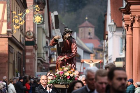 Rund 600 Menschen wirken an der Prozession mit. Foto: Karl-Josef Hildenbrand/dpa