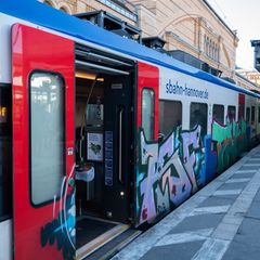 Wegen einer Oberleitungsstörung fällt die S2 zwischen Wunstorf und Nienburg aus. (Archivbild) Foto: Marco Rauch/dpa