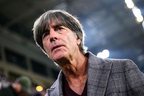 Bald wieder im Stadion an der Seitenlinie? Joachim Löw reagiert auf ein Gerücht. (Archivbild) Foto: Tom Weller/dpa