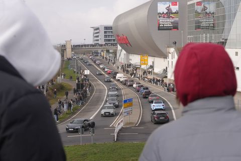 Autofans beobachten am Nürburgring getunte Autos. Foto: Thomas Frey/dpa
