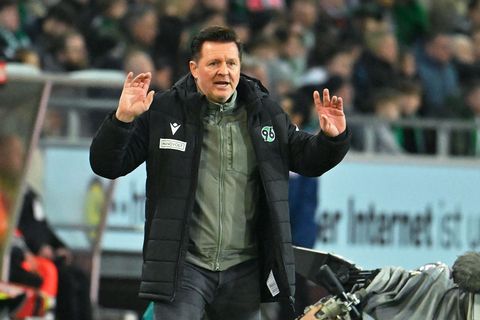 Steht mit Hannover 96 vor einem Topspiel: Trainer Christian Titz. (Archivbild) Foto: Swen Pförtner/dpa