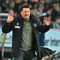 Steht mit Hannover 96 vor einem Topspiel: Trainer Christian Titz. (Archivbild) Foto: Swen Pförtner/dpa