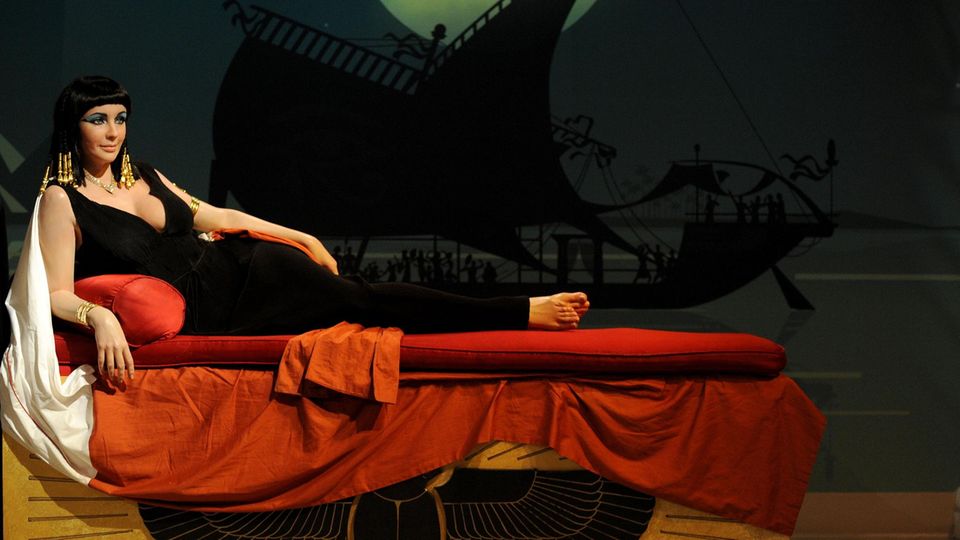 Eine Wachsfigur von Elizabeth Taylor zeigt sie in ihrer Rolle als Cleopatra