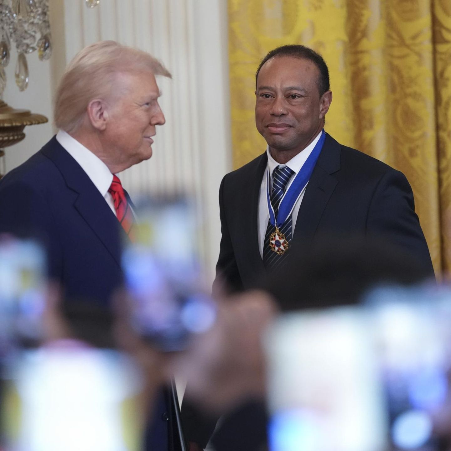 Donald Trump und Tiger Woods unterhalten sich miteinander