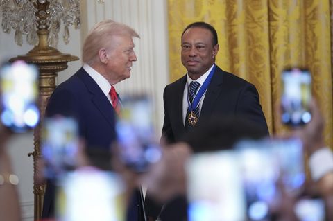 Donald Trump und Tiger Woods unterhalten sich miteinander