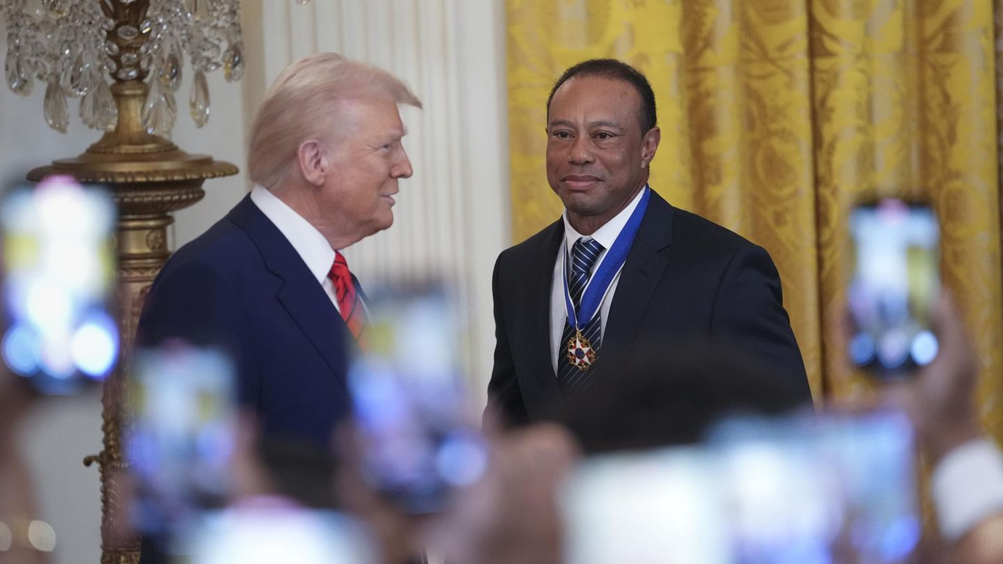 Donald Trump und Tiger Woods unterhalten sich miteinander