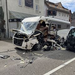 Totalschaden nach Crash zwischen Wohnmobil und Camper. Foto: Schulz/SDMG/dpa