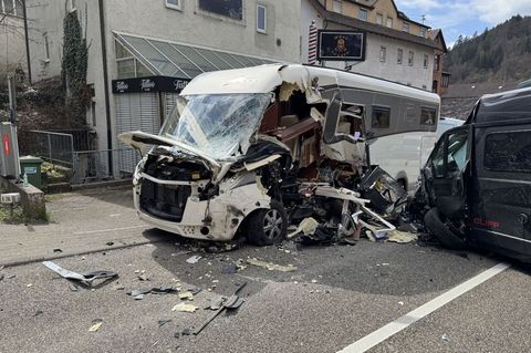 Totalschaden nach Crash zwischen Wohnmobil und Camper. Foto: Schulz/SDMG/dpa