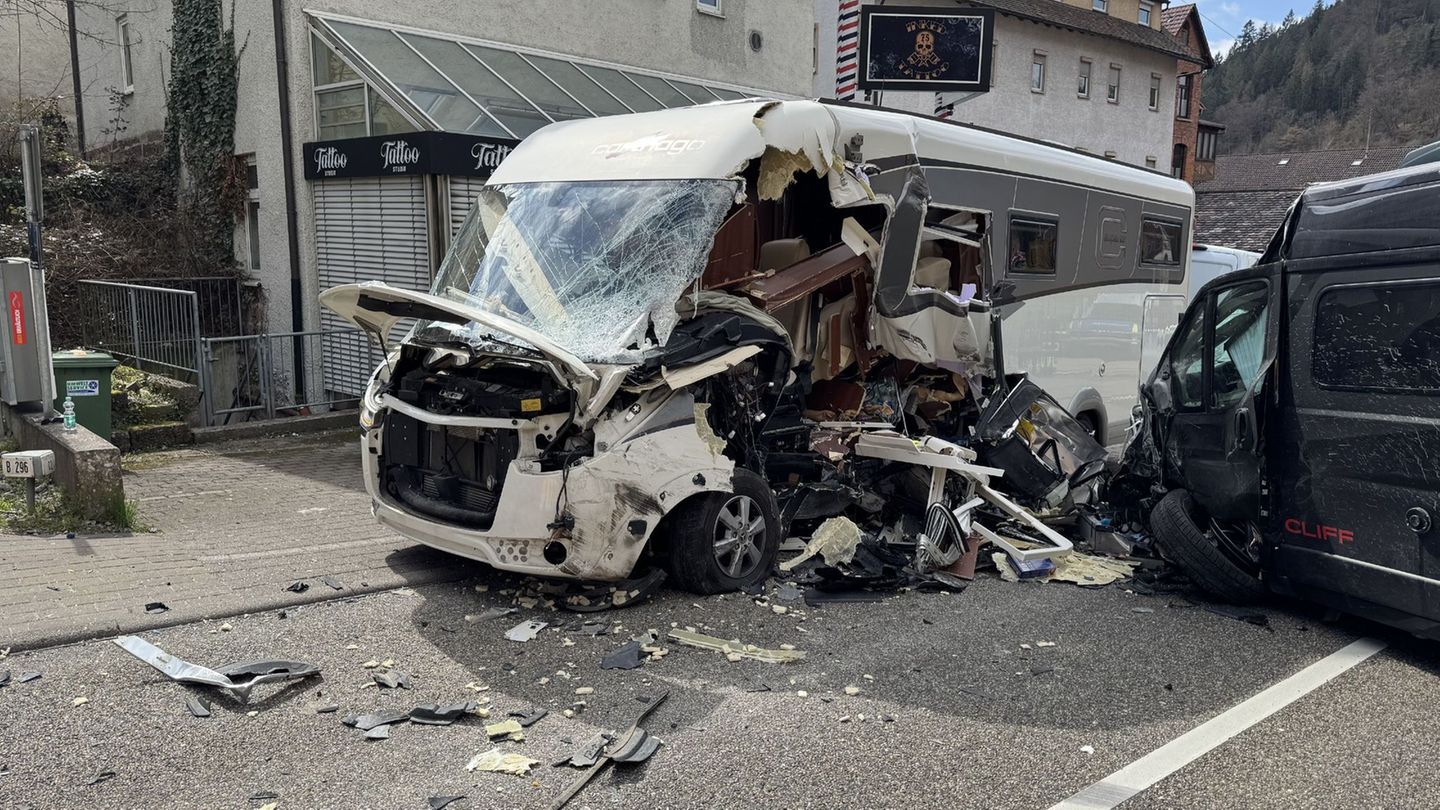 Calw: Mehrere Verletzte nach Wohnmobil-Unfall
