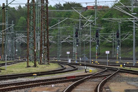 Schienenersatzverkehr wegen Bauprojekt der Bahn in Ostthüringen (Illustration). Foto: Martin Schutt/dpa