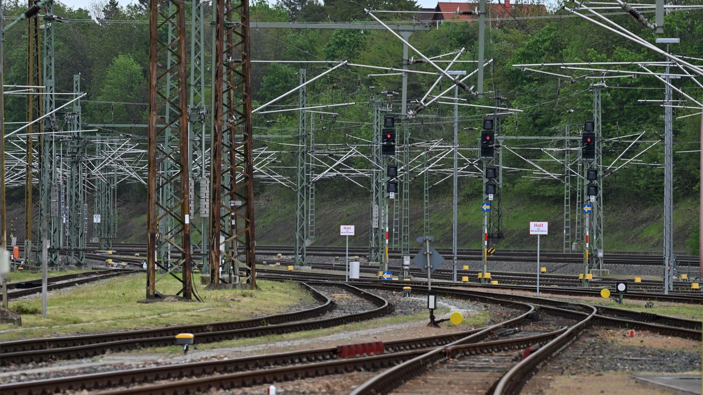 Bahnverkehr: Bauarbeiten: Bahn sperrt Strecke von Thüringen nach Sachsen