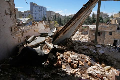 Die Angriffe der USA und Israels auf den Iran dauern an. Foto: Vahid Salemi/AP/dpa