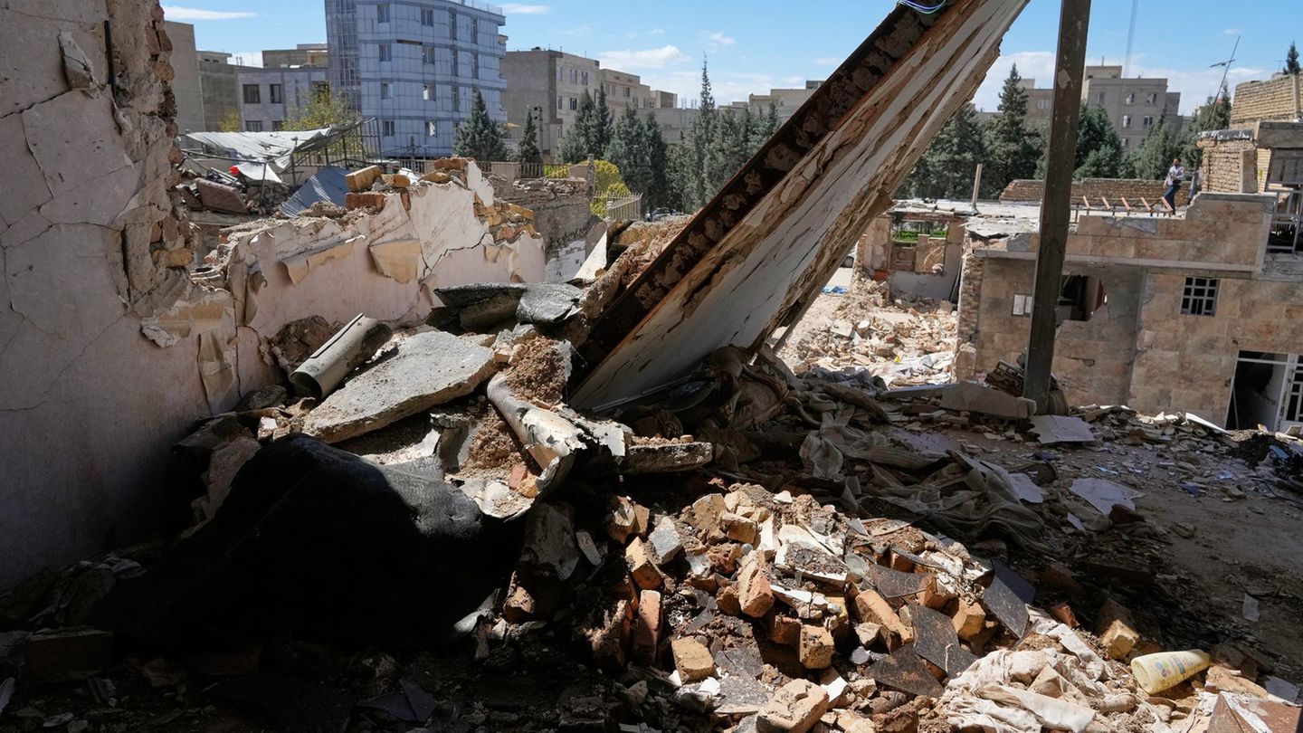 Die Angriffe der USA und Israels auf den Iran dauern an. Foto: Vahid Salemi/AP/dpa