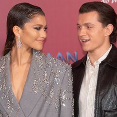 Zendaya und Tom Holland schauen sich auf dem roten Teppich in die Augen