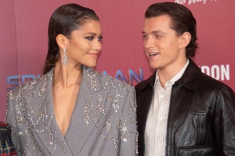Zendaya und Tom Holland schauen sich auf dem roten Teppich in die Augen