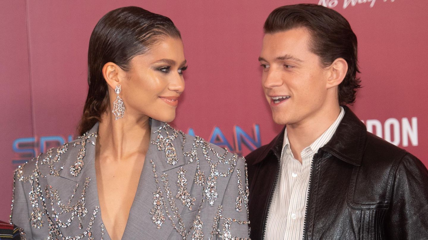 Zendaya und Tom Holland schauen sich auf dem roten Teppich in die Augen