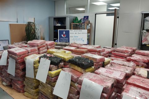 In einem vom französischen Zoll gestoppten Laster befanden sich neben Blumenerde auch 998 Kokainpakete. (Handout-Foto) Foto: -/Z