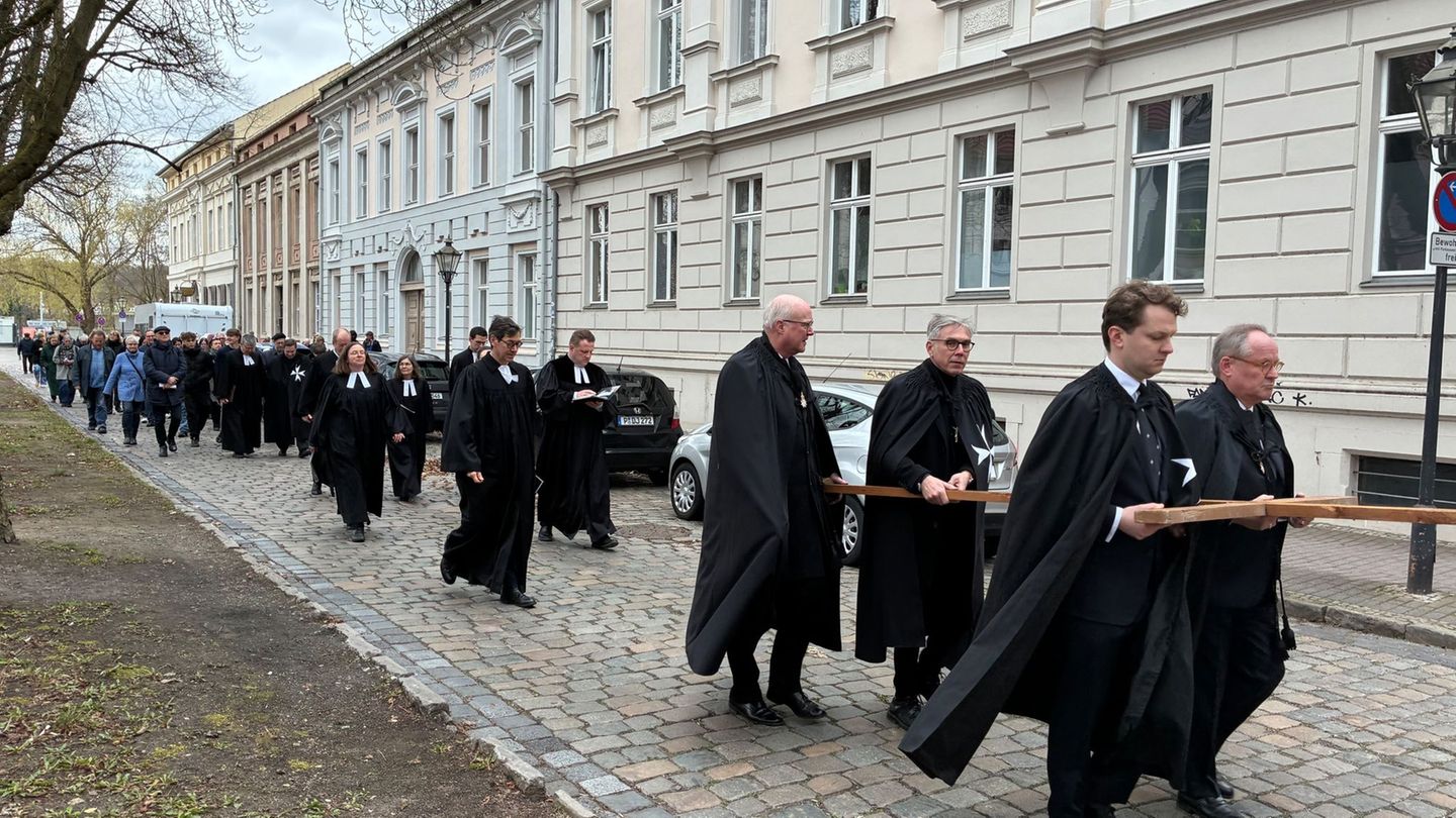 Karfreitag: Schweigeprozession in Potsdam - Sorbischer Gesang in Dissen