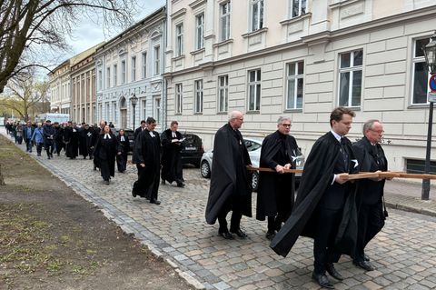 Eine Schweigeprozession der Evangelischen Kirche zog am Karfreitag durch die Potsdamer Innenstadt. Foto: Marc-Oliver von Riegen/