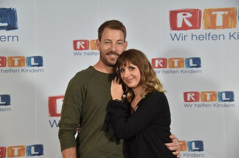Gerald Heiser aus Namibia und seine Anna Heiser lachen beim RTL-Spendenmarathon in die Kamera