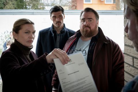 Helen Dorn (Anna Loos), ihr Vorgesetzter Dr. Nedjo Kristic (Stipe Erceg, zweiter von links) und Weyer (Tristan Seith) ermitteln mit vereinten Kräften, um Helens Halbschwester in ihrer bedrohlichen Lage zu helfen.