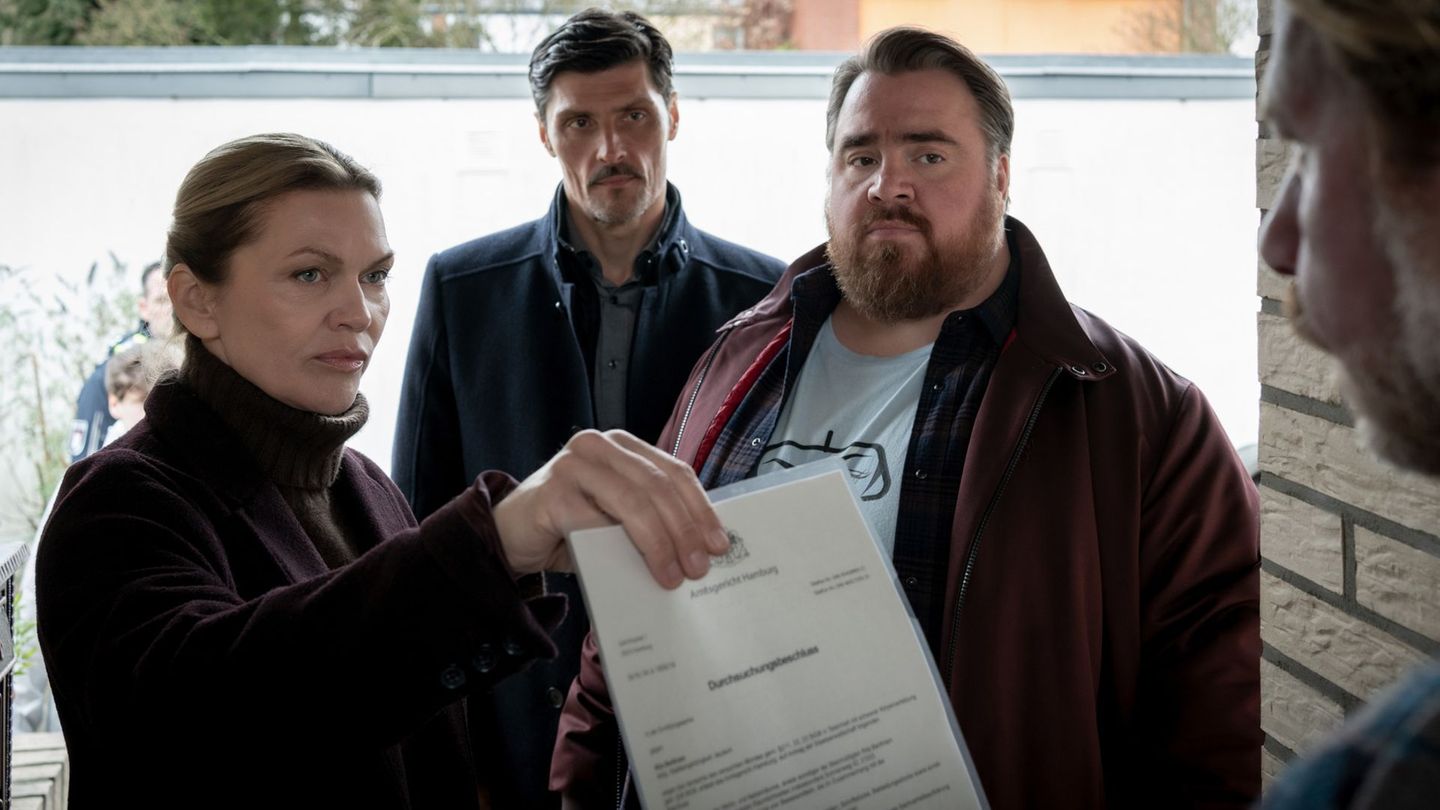 Helen Dorn (Anna Loos), ihr Vorgesetzter Dr. Nedjo Kristic (Stipe Erceg, zweiter von links) und Weyer (Tristan Seith) ermitteln mit vereinten Kräften, um Helens Halbschwester in ihrer bedrohlichen Lage zu helfen.