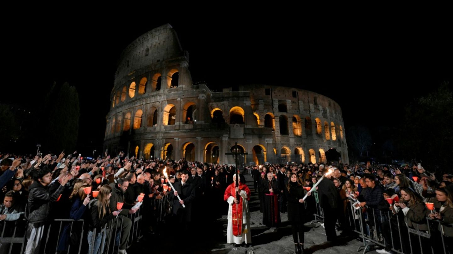 Papst Leo XIV. leitet erstmals Kreuzweg – 30.000 Gläubige am Kolosseum