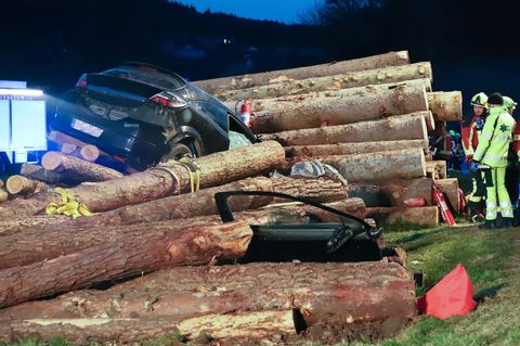 Der Pkw fuhr am Freitagabend in einen Holzstapel. Foto: Sabine Süß/Vifogra GmbH/dpa